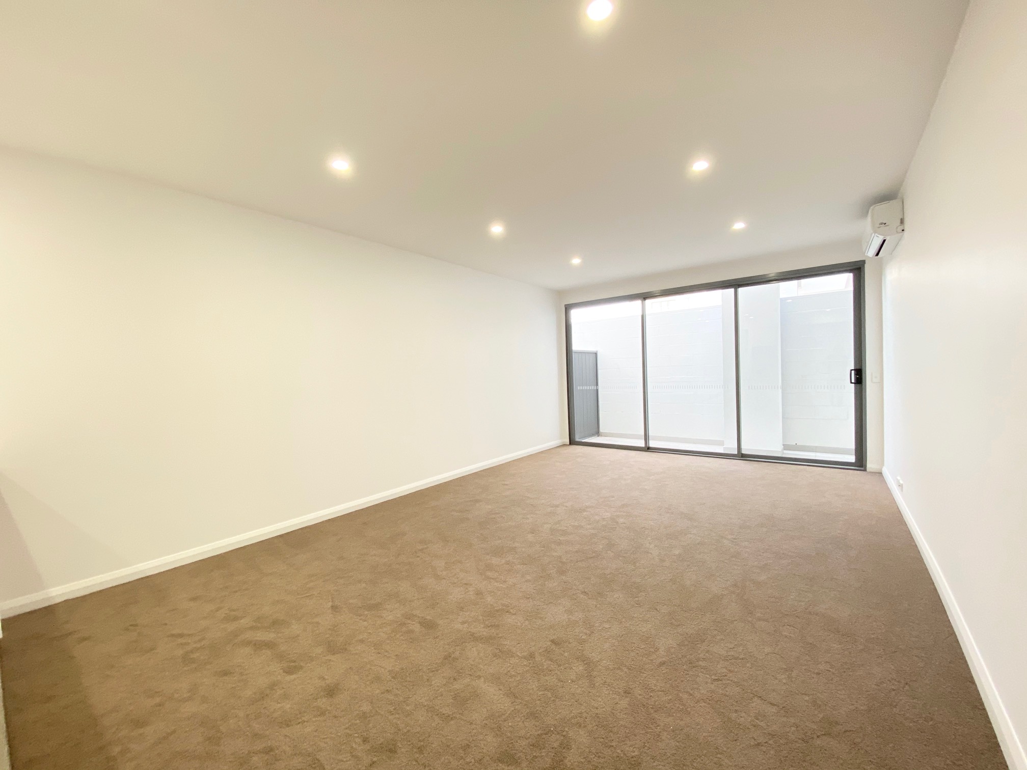 Modern Near New 2 bedroom Apartment ! Spacious and Privacy