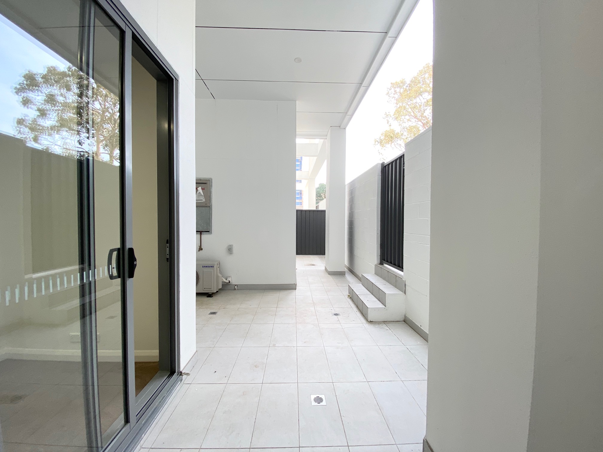 Modern Near New 2 bedroom Apartment ! Spacious and Privacy