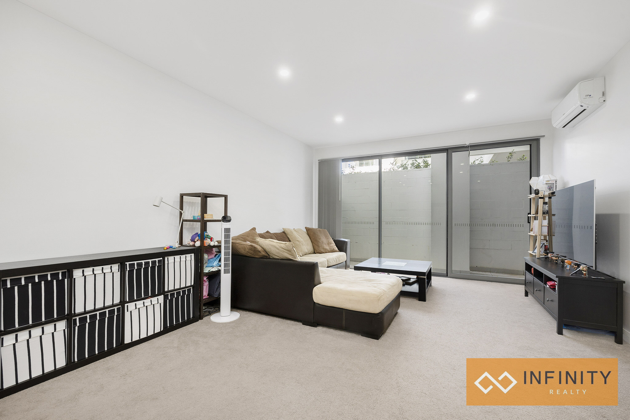 Modern Near New 2 bedroom Apartment ! Spacious and Privacy