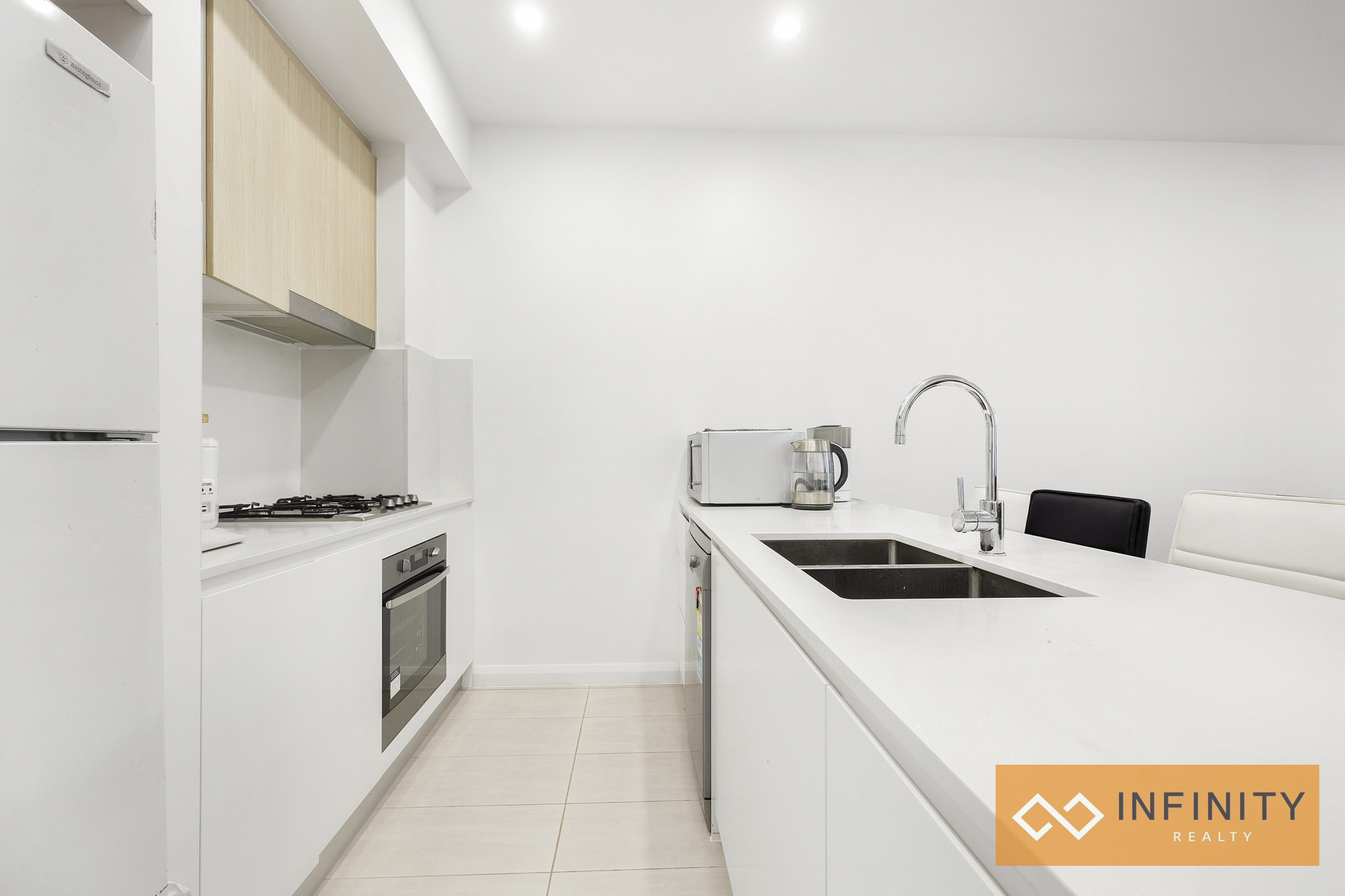 Modern Near New 2 bedroom Apartment ! Spacious and Privacy