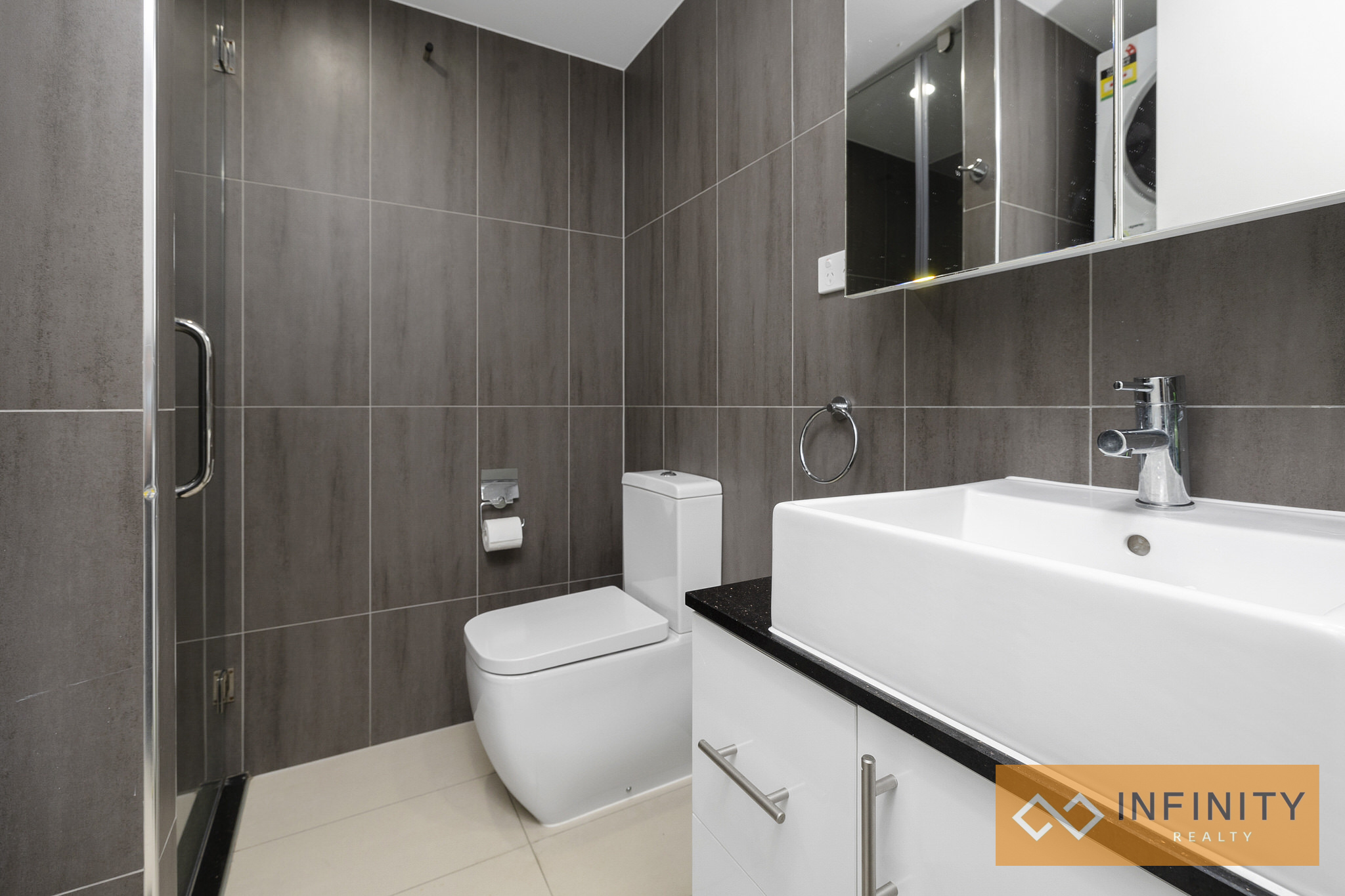 Modern Near New 2 bedroom Apartment ! Spacious and Privacy